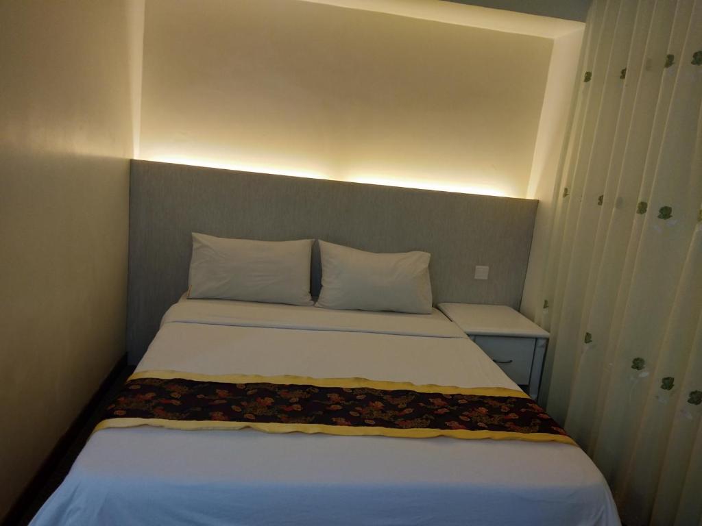 Postel nebo postele na pokoji v ubytování King Park Hotel Tawau