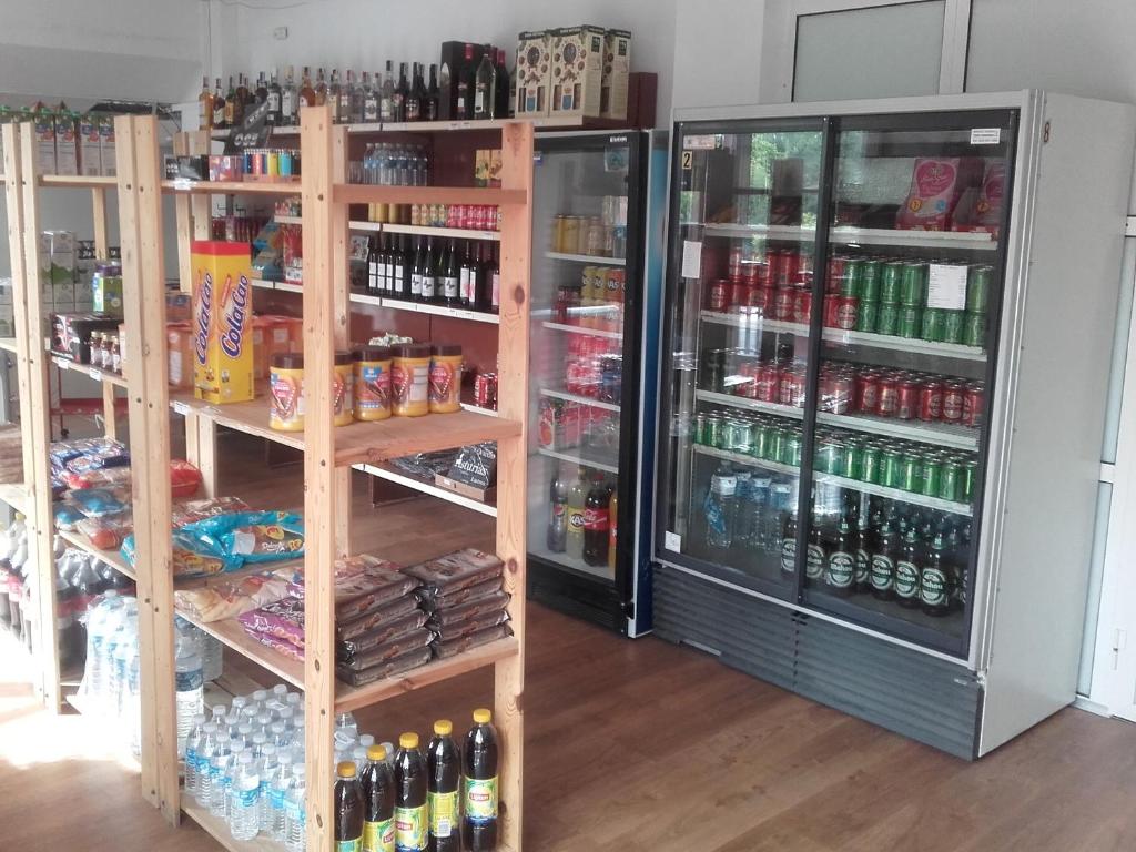 Supermarket nebo jiné obchody v  kempu nebo okolí