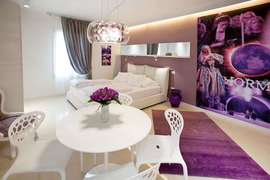 ヴェローナにあるOpera Relais De Charme - Aparthotelのリビングルーム(白いテーブル、椅子付)
