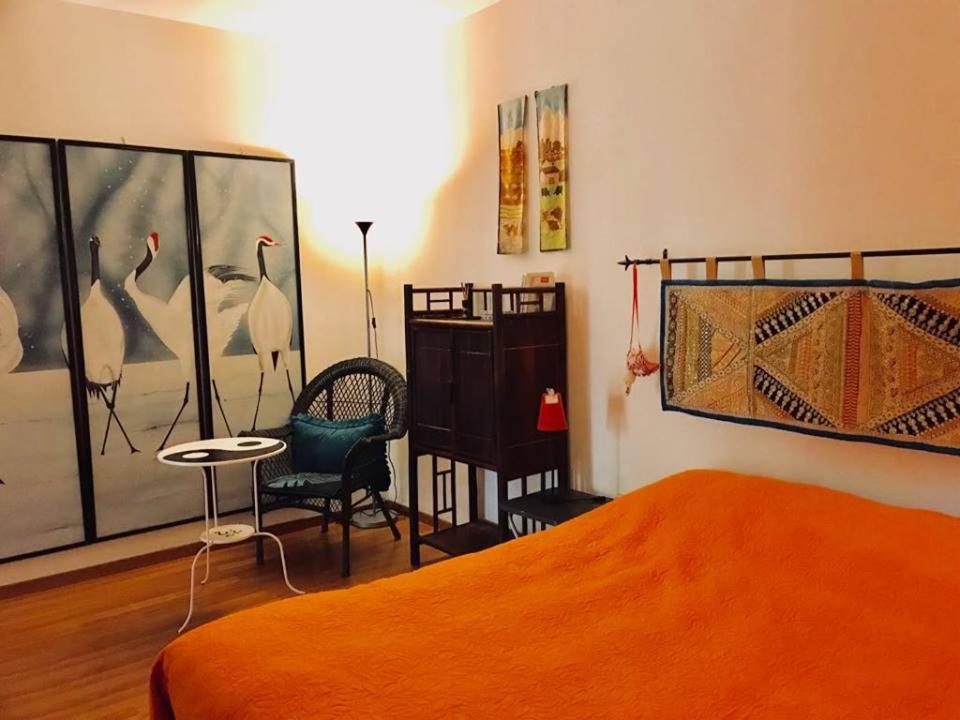 メータにあるLa Gallina Felice B&Bのベッドルーム1室(ベッド1台、テーブル、椅子付)