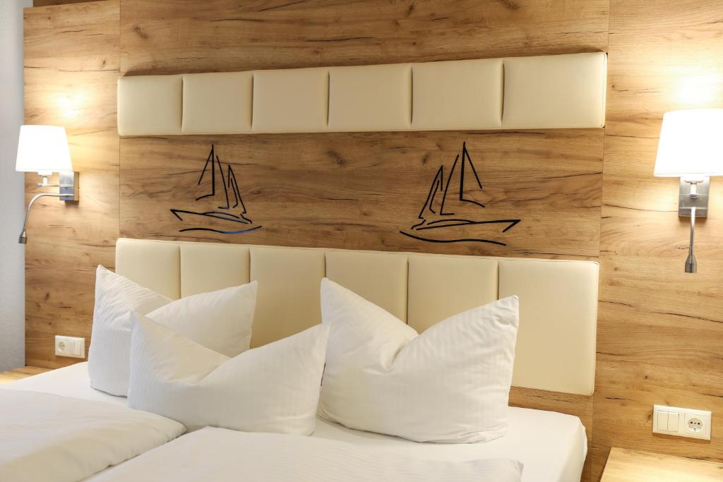 Postel nebo postele na pokoji v ubytování Lindenhotel Stralsund