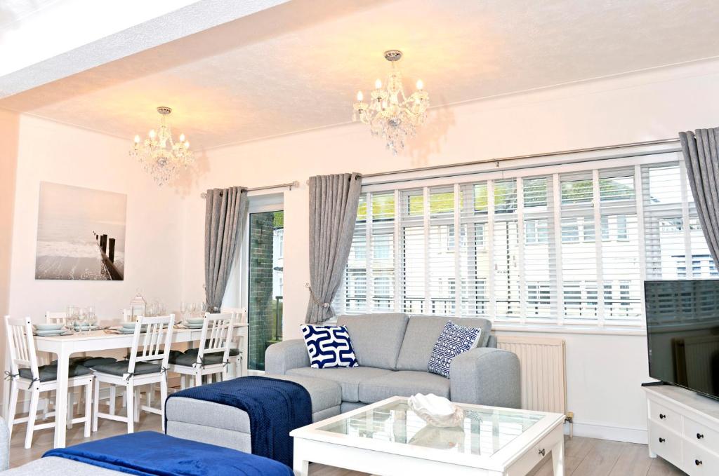 - un salon avec un canapé et une table dans l'établissement The Beacon Loft, à Eastbourne