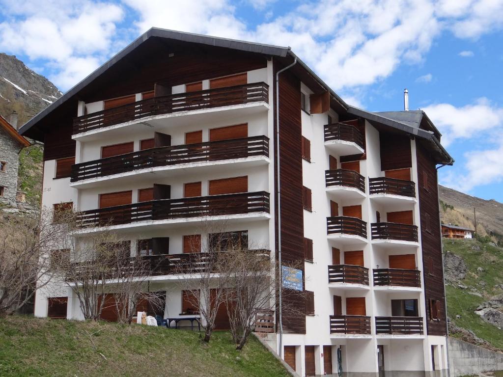Un edificio con balcones a los lados. en Arolles 303, en Arolla