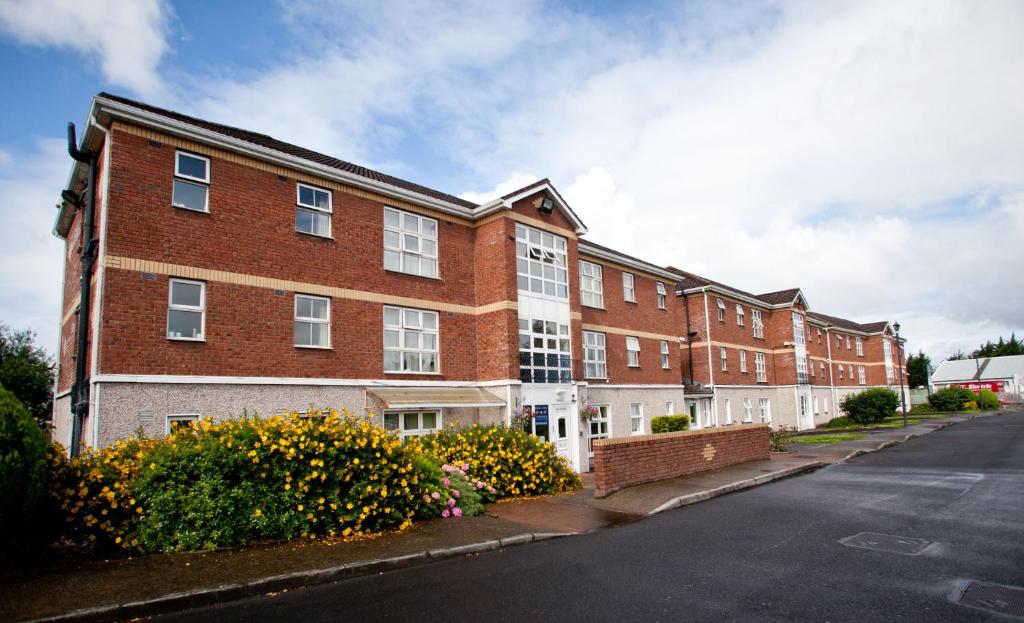 un gran edificio de ladrillo en una calle de la ciudad en Courtbrack Accommodation - Off Campus Accommodation, en Limerick