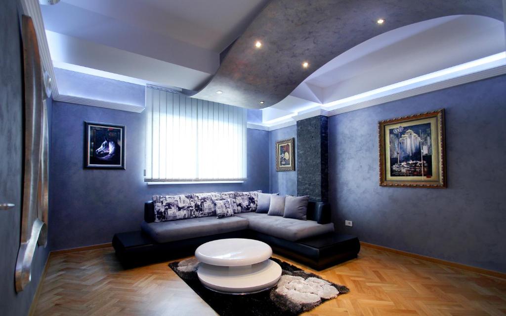 - un salon avec un canapé et une table dans l'établissement Apartments Belgrade, à Belgrade