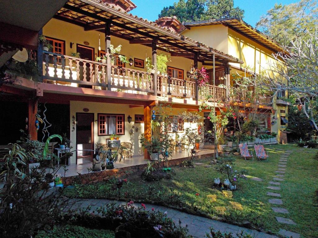 een huis met een balkon en een tuin bij Portal dos Borbas in Abraão