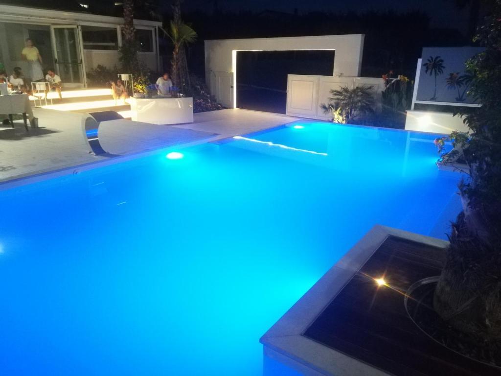 Bazén v ubytovaní Il Parco dei Poeti B&B alebo v jeho blízkosti