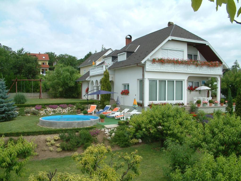 una casa con piscina en el patio en Thomas vendégház, en Vonyarcvashegy