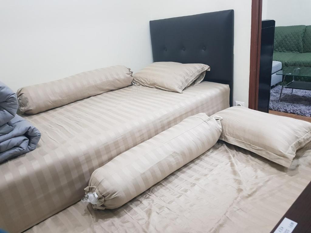 מיטה או מיטות בחדר ב-KVA Syariah 2BR 1209