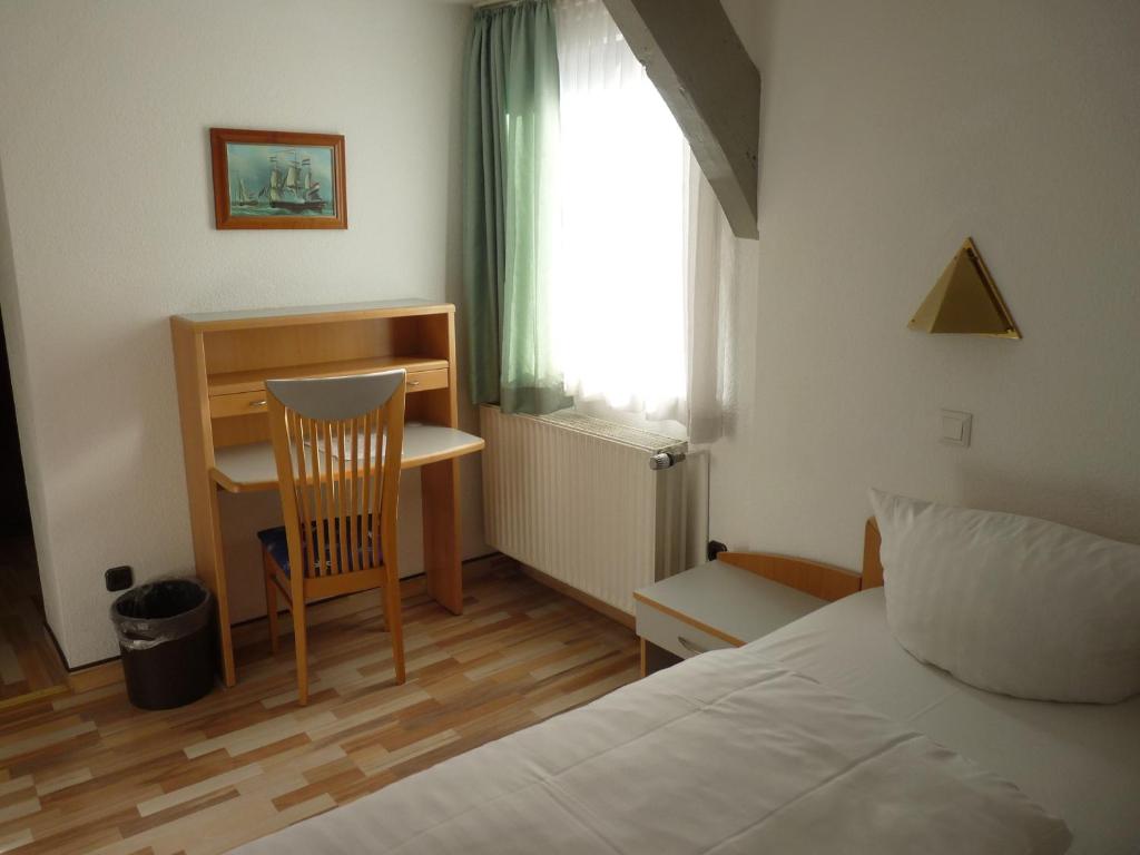 Postel nebo postele na pokoji v ubytování Hotel zur Krone