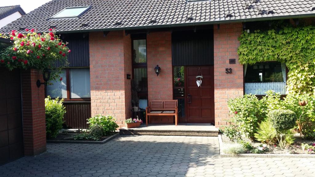 een stenen huis met een bankje voor de deur bij Gemütliches Apartment in Hattingen
