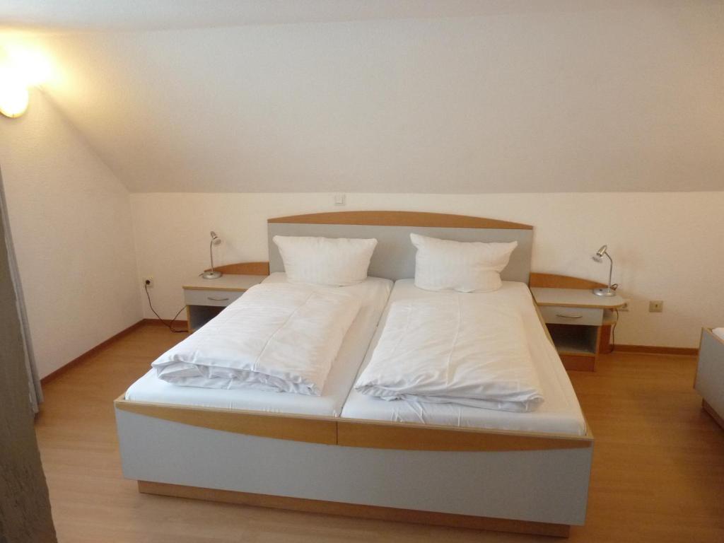 Postel nebo postele na pokoji v ubytování Hotel zur Krone