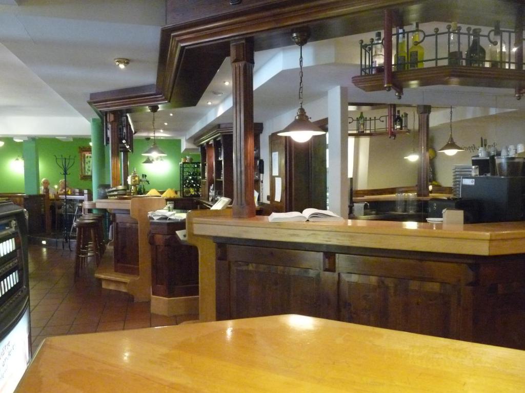 Lounge nebo bar v ubytování Hotel zur Krone
