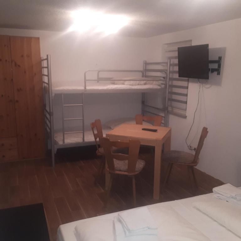 Waldhaus Crottendorf - Quadruple Room With Private External Bathroom