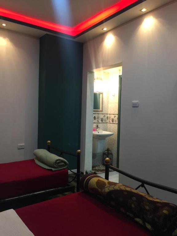 Postel nebo postele na pokoji v ubytování Nobel Hotel