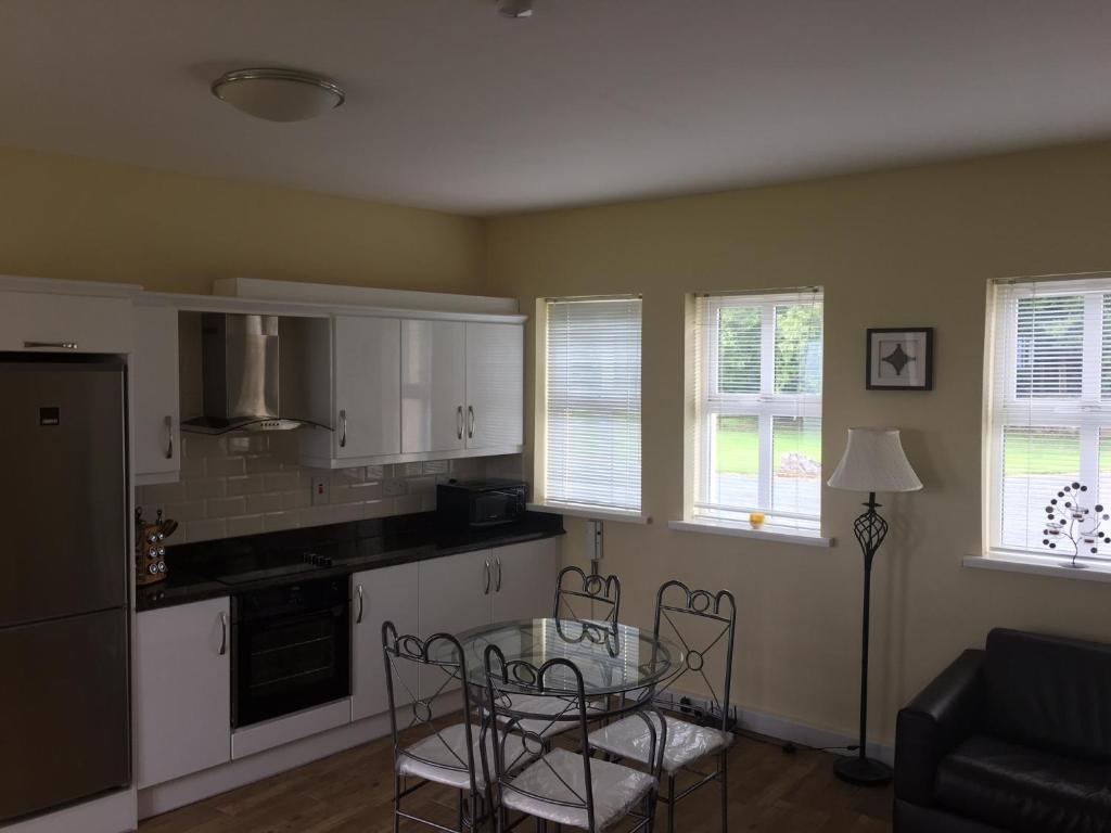 Kuchyň nebo kuchyňský kout v ubytování Curraghchase Cottage