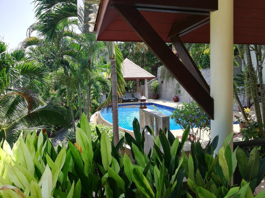 Bazén v ubytování Baiyok Villa seaview and edge pool nebo v jeho okolí