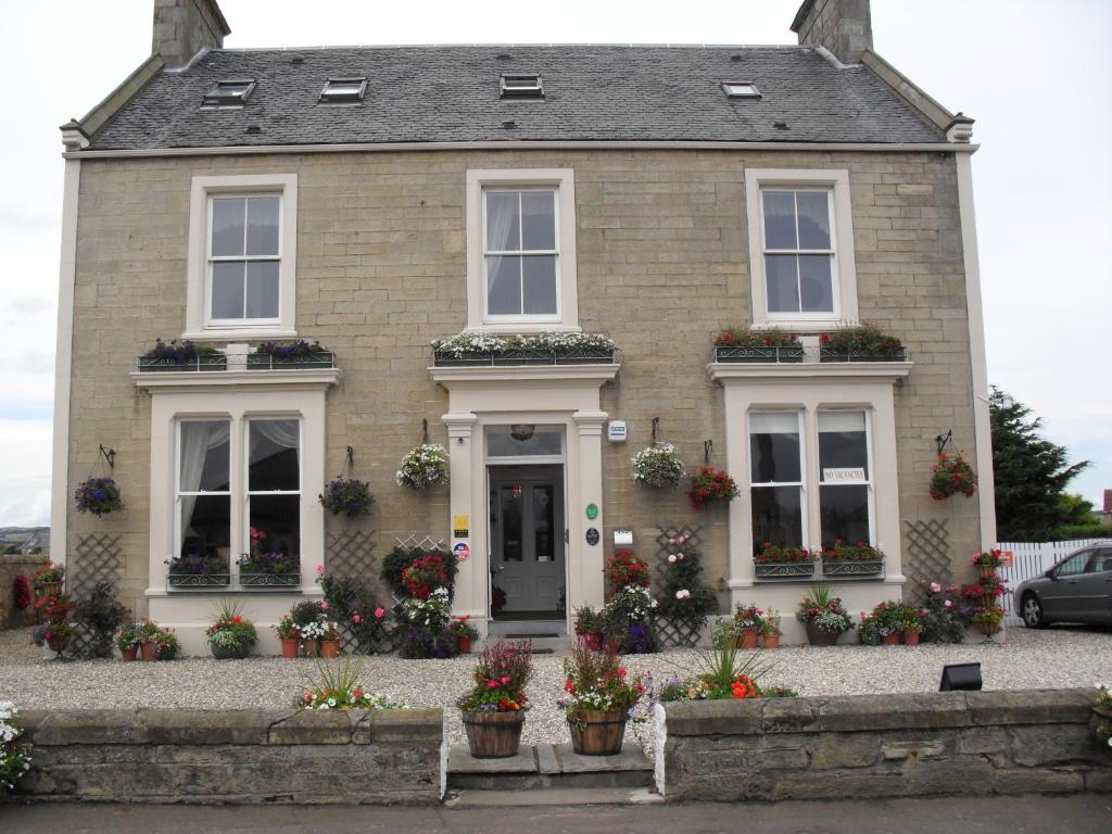 uma casa com flores em frente em The Spindrift Guest House em Anstruther