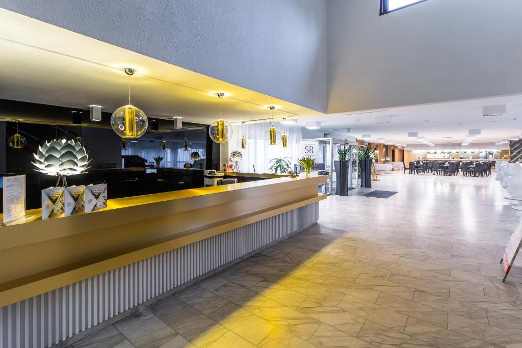 lobby restauracji z barem w obiekcie Hotel Solny w Kołobrzegu