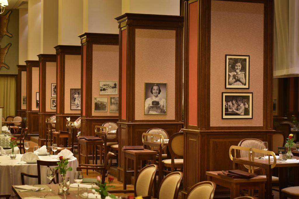 Reštaurácia alebo iné gastronomické zariadenie v ubytovaní Apollo Hotel Bratislava