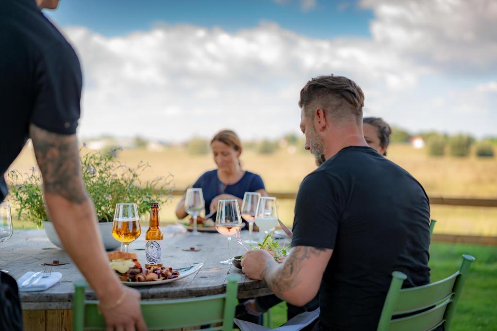 Nápoje v ubytování Hotell Mossbylund