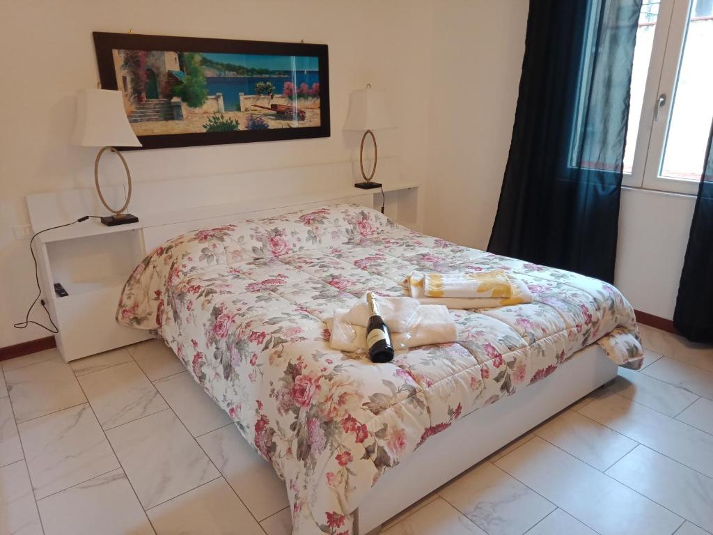 una camera da letto con un letto con copriletto floreale di Villa Giove Rooms a Prato