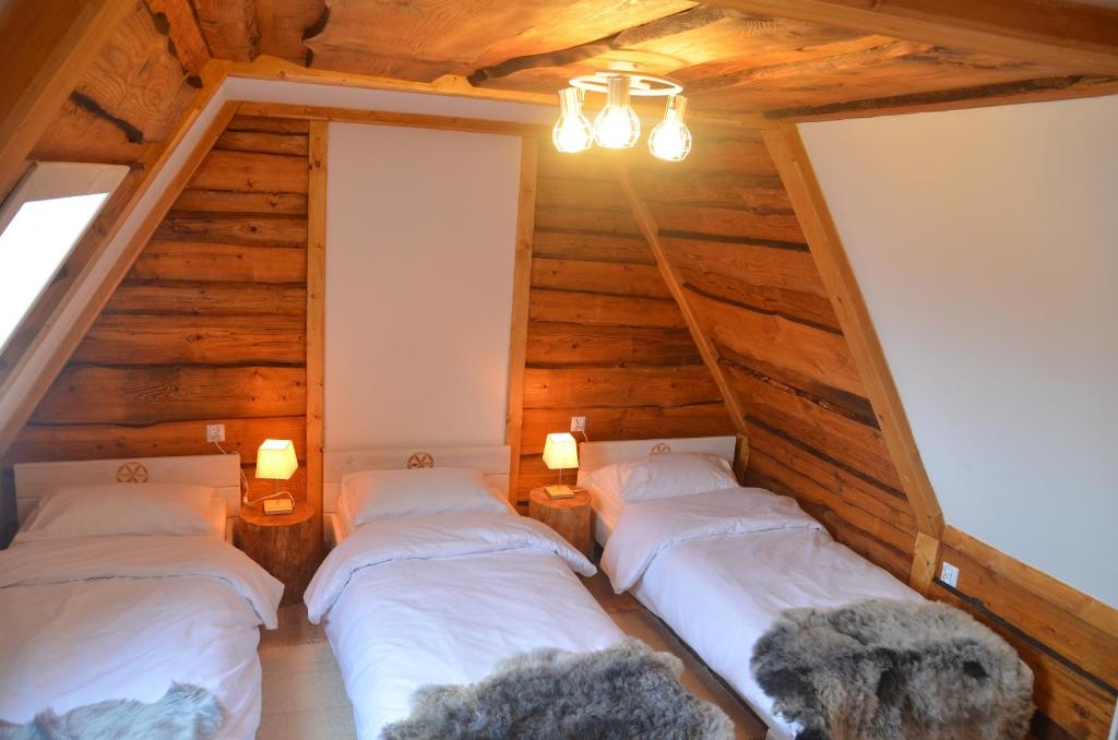 Giường trong phòng chung tại Sykowno Góralsko Chata