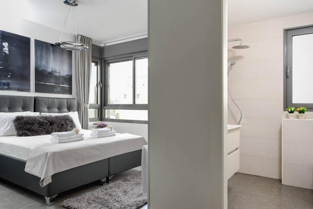 Postel nebo postele na pokoji v ubytování Savyoney Ramat Sharet By Isrentals- 3 Bedrooms