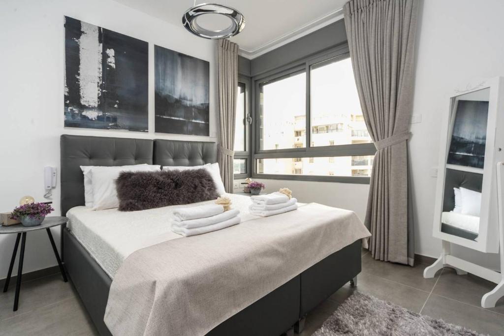 Postel nebo postele na pokoji v ubytování Savyoney Ramat Sharet By Isrentals- 3 Bedrooms