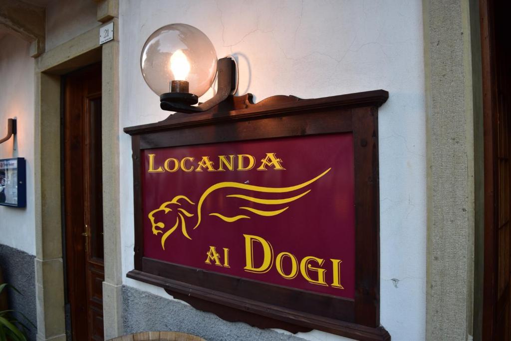 un panneau sur le côté d'un bâtiment dans l'établissement Locanda ai Dogi, à Pieve di Cadore