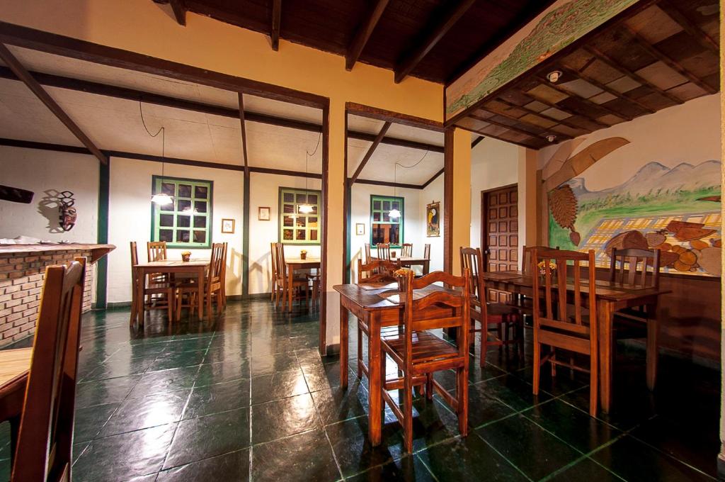 Um restaurante ou outro lugar para comer em Pousada Monte Azul