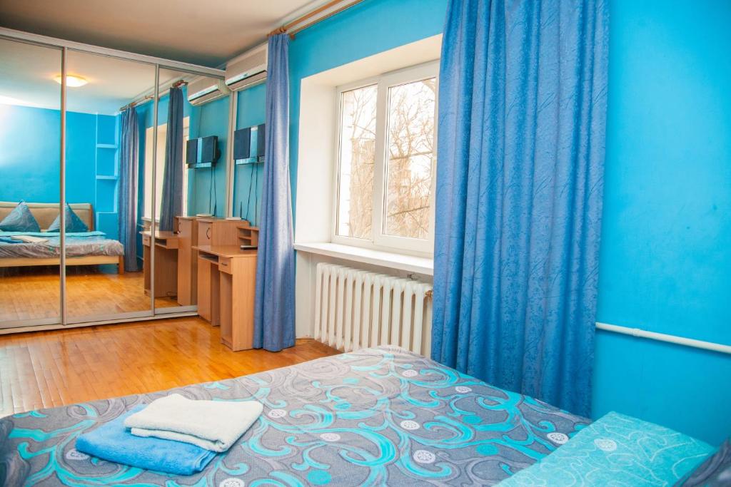 ザポリージャにある2Room Semi-luxury Apt on Stalevarov 21の青いベッドルーム(ベッド1台、窓付)