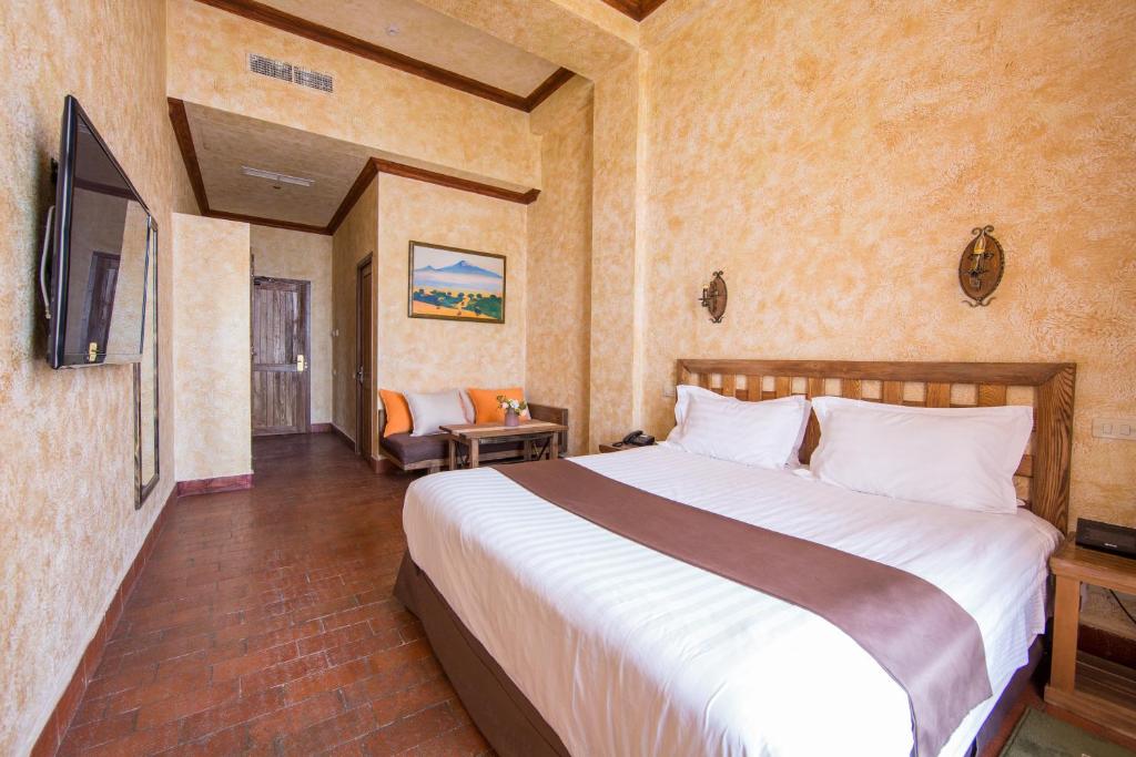 TV a/nebo společenská místnost v ubytování Caucasus Hotel