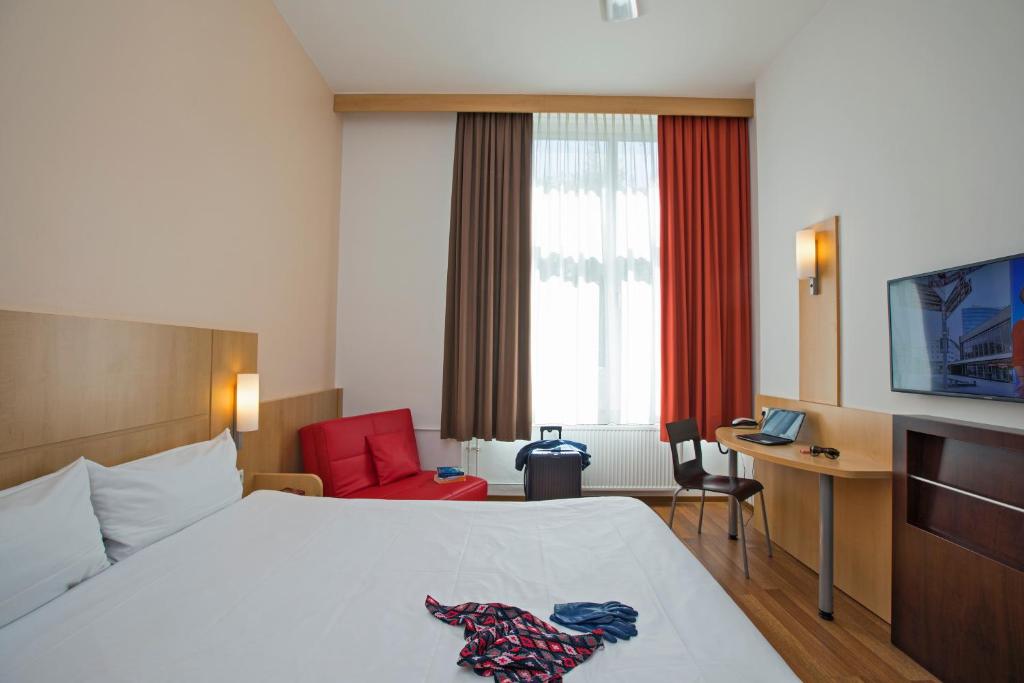 Postel nebo postele na pokoji v ubytování ibis Berlin City Süd