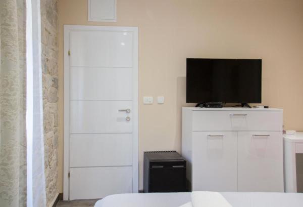Televízia a/alebo spoločenská miestnosť v ubytovaní Elegant Residence Rooms