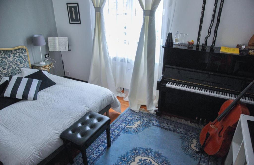 um quarto com uma cama e um piano em Bb Tube em Gênova
