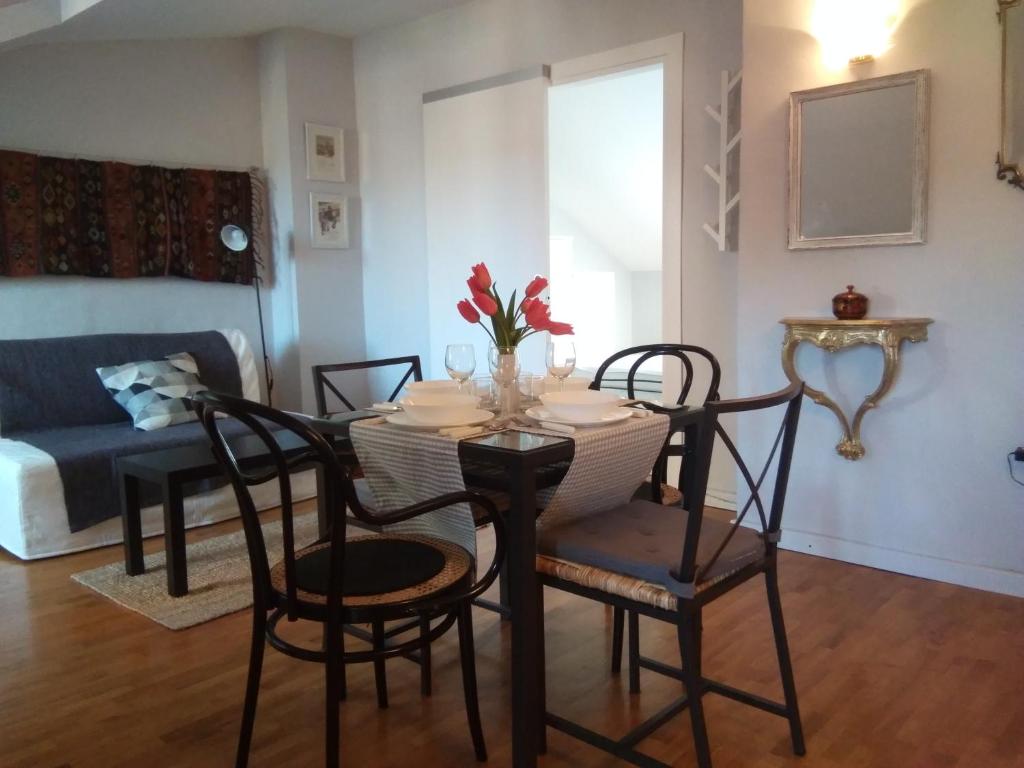 Un comedor con una mesa y sillas y un sofá. en Il nido del Picchio 2, en Turín