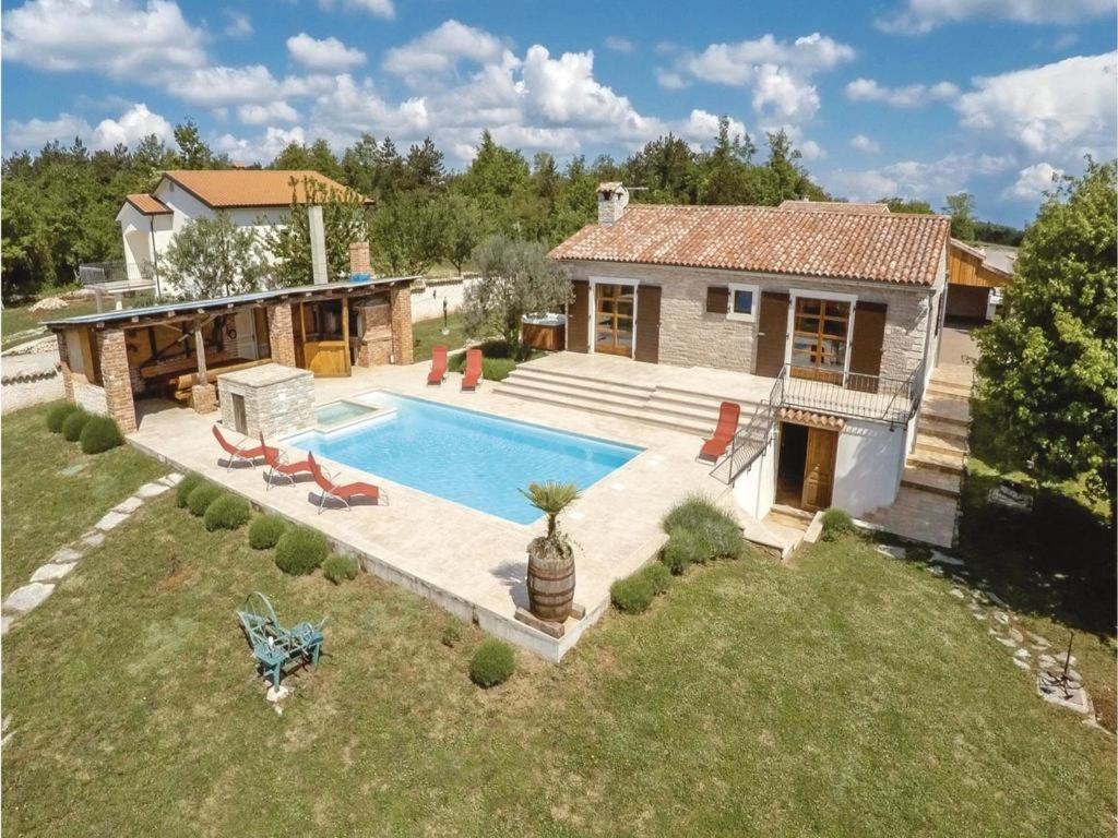 un patio trasero con piscina y una casa en Villa Lux Casa Histria, en Katun Lindarski