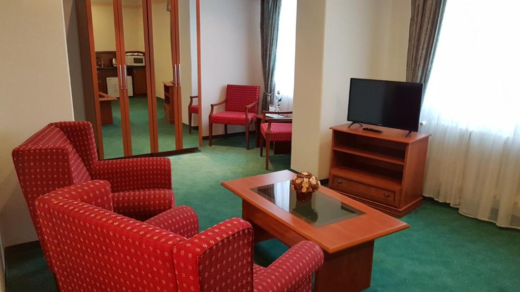 TV a/nebo společenská místnost v ubytování Eurohotel