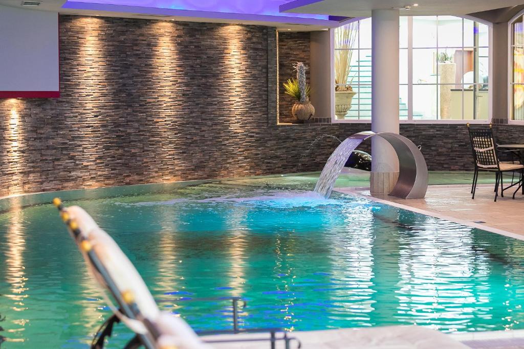 Бассейн в Mediterranee Family Hotel & Spa или поблизости