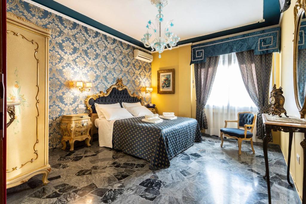 Schlafzimmer mit einem Bett mit blauen und gelben Wänden in der Unterkunft La Bauta in Mestre