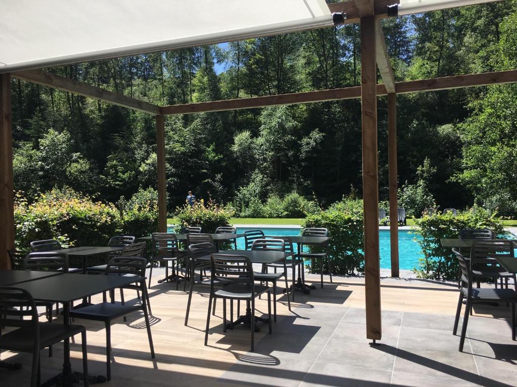 Bazén v ubytování Hotel Le Val D'arimont nebo v jeho okolí