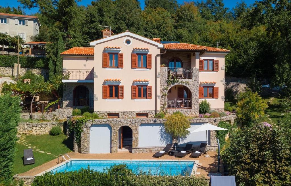 Veprinac的住宿－Villa Marina，享有带游泳池的别墅的空中景致