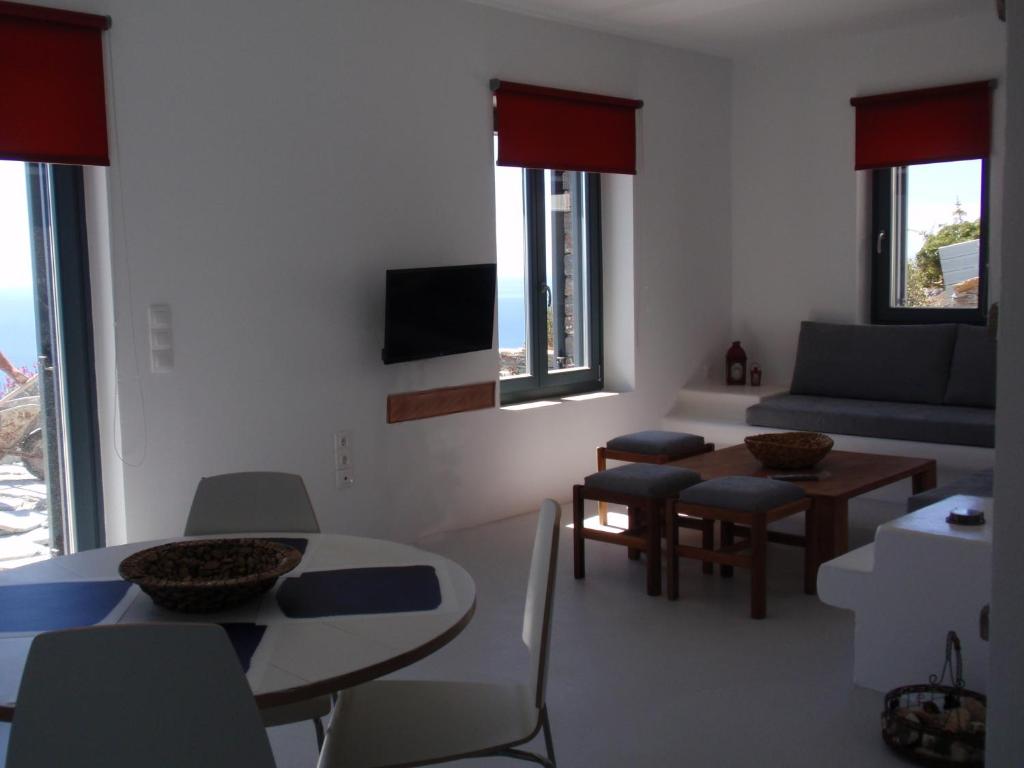 TV a/nebo společenská místnost v ubytování Calme et détente. Vue panoramique mer Égée.