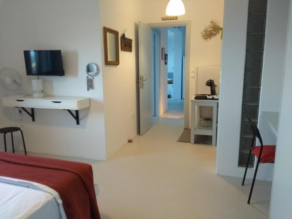 TV a/nebo společenská místnost v ubytování Calme et détente. Vue panoramique mer Égée.