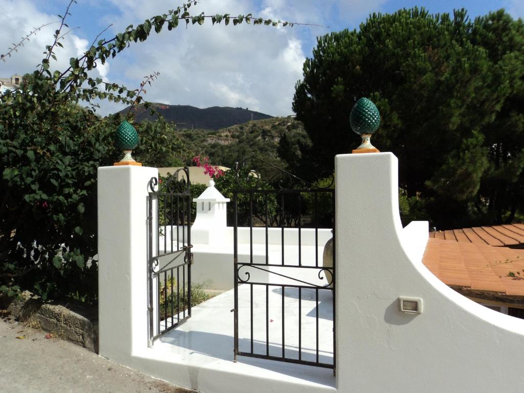 uma cerca branca com um portão em frente a uma casa em Villa Valle Canale em Marina