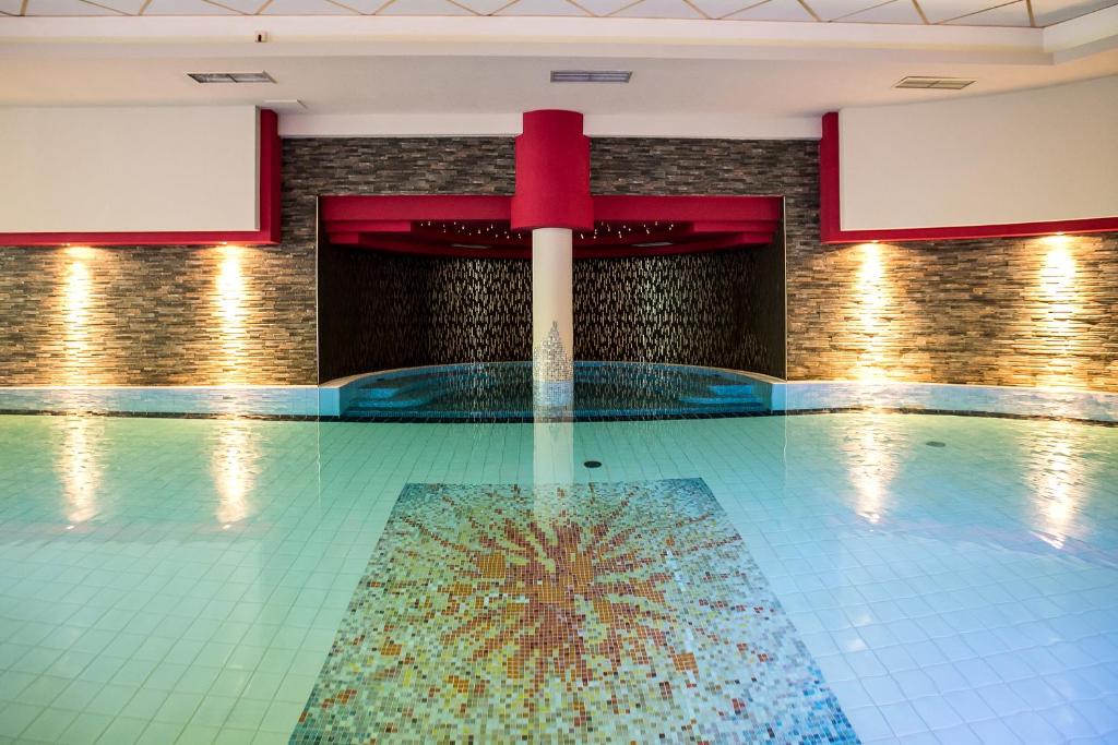 Бассейн в Mediterranee Family Hotel & Spa или поблизости