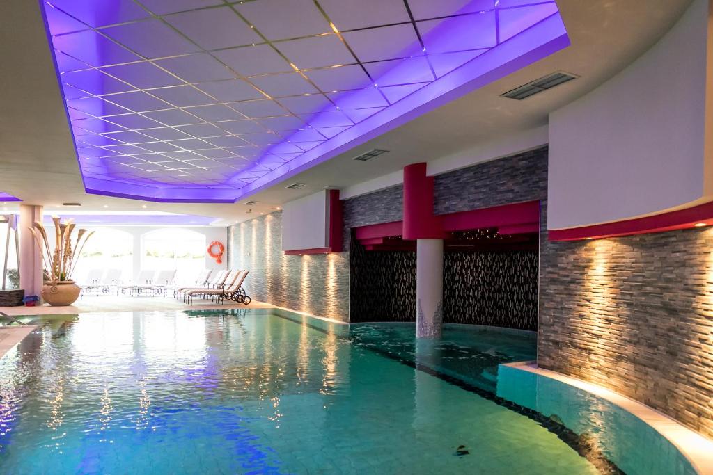Бассейн в Mediterranee Family Hotel & Spa или поблизости