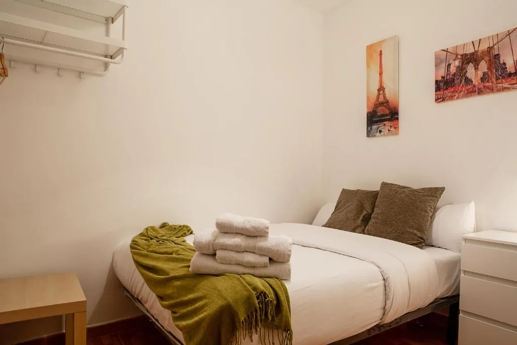 Lovely 2 Bed Apt next to Retiro, Madrid, Spania