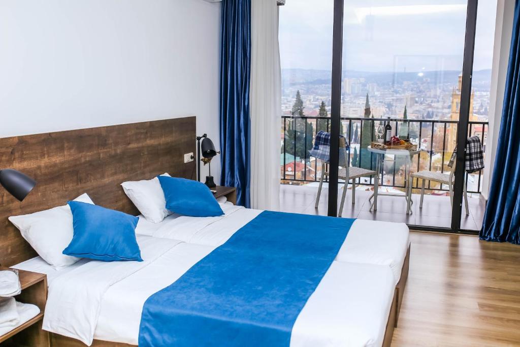 Postel nebo postele na pokoji v ubytování Tbilisi View Hotel
